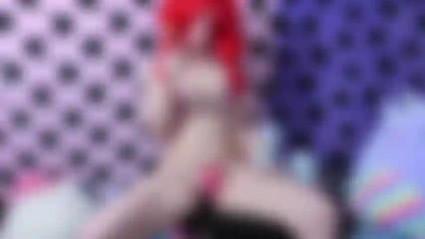 Süße masturbation mit pastellfarbenem einhornhorndildo im herzbikini und roter perücke, während ich bunte lutscher lecke.