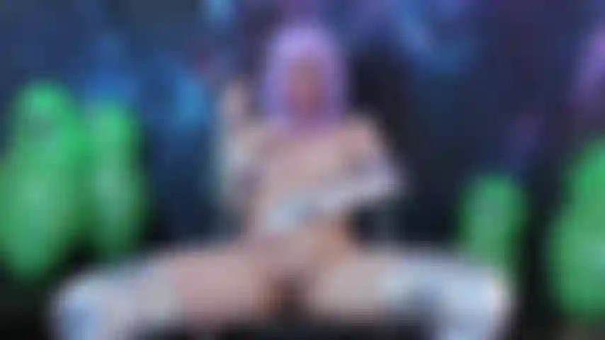 Kosmische fiebermasturbation – space babe ali schiebt einen vibrator in ihre feuchte muschi. Sie streichelt ihre titten und spielt mit der klitoris, bis sie cremig wird.