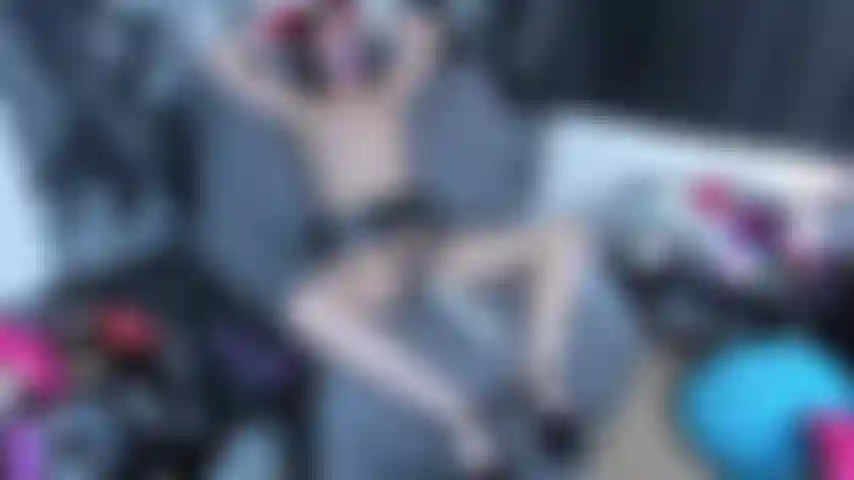 Intensive bondage-hitachi-orgasmen! Ich trage sexy stilettos, meinen o-gürtel, der verhindert, dass er sich bewegt, egal wie sehr ich mich winde, einen ballknebel und eine seidenschärpe um das handgelenk, während ich zum orgasmus komme.