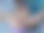 Kinky kitty masturbiert. Sie peitscht ihren arsch mit einer peitsche, bevor sie ihre klitoris mit einem vibrierenden spielzeug und einem darin verschiebbaren vibrator neckt. Irgendwann steckt sie sich beim masturbieren einen ballknebel in den mund.