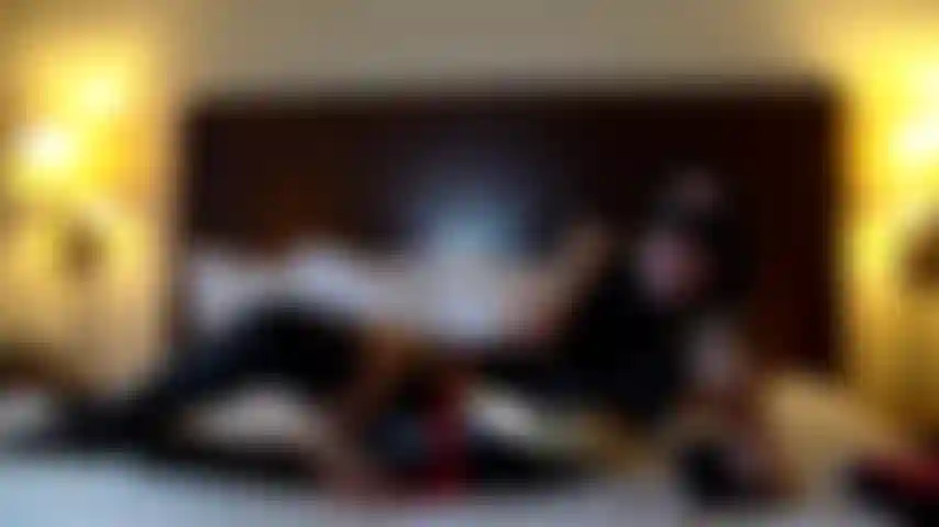 Frau marvel und genieße die masturbation mit dem zauberstab.