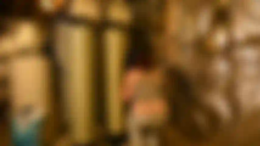 Ein arschloch-klempner saugt deinen schwanz aus.