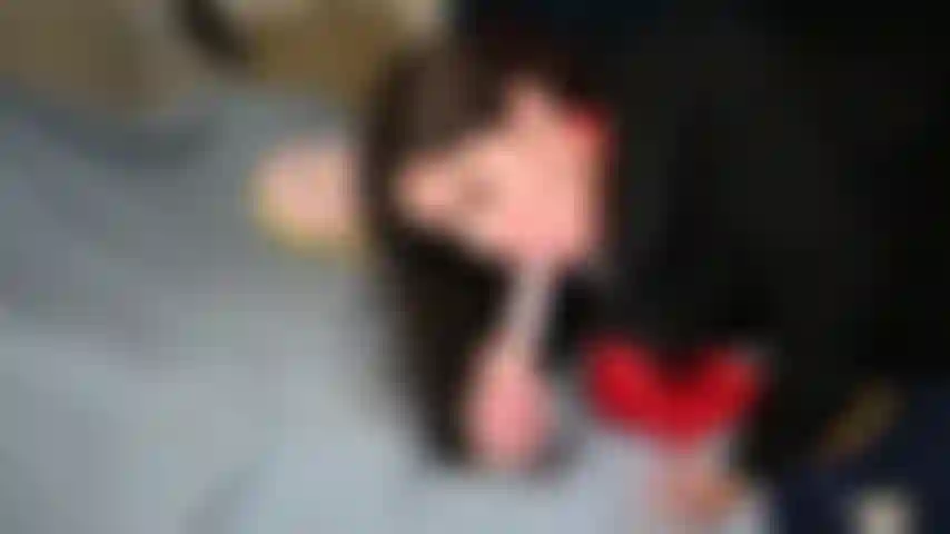 Ein schulmädchen masturbiert mit süßer stimmung.