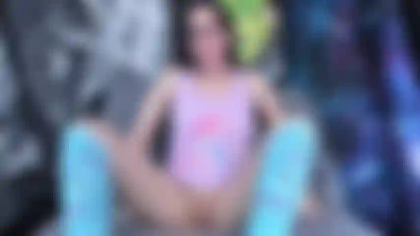 Nerdy-masturbation durchbricht die vierte wand! Beginne mit der masturbation mit einem dildo in mehreren stellungen. Dann plötzlich, bam, zwei von mir. Ich masturbiere mit einem vibrator und beobachte mich selbst beim dildoficken.