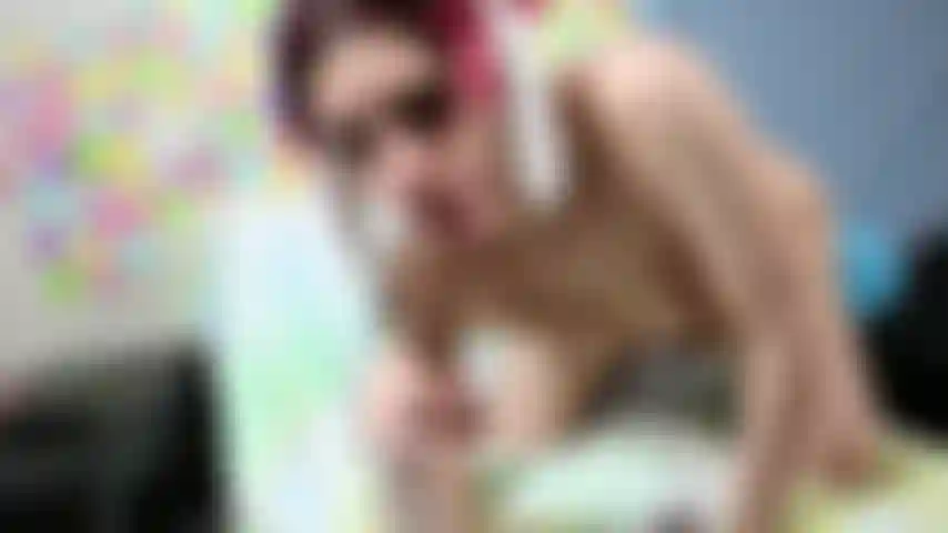 Bunny fickt einen schwarzen dildo.