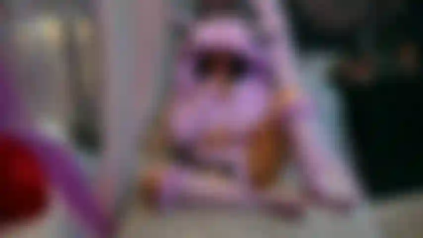 Doxy-zauberstab-masturbation im flauschigen outfit.