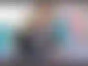 Unter meinem bann. Unter meinen füßen. Schwarze samtsandalen. Schwarze nylonstrümpfe. Nackte beine, nackte füße. Rote zehennägel. Aufregend und süchtig. Niemand sonst lässt dich so fühlen wie ich.