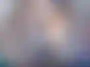 Sanfte verführung deiner sinne. Die dich verführt und neckt, mein perfektes dekolleté in einem glänzenden goldenen pullover. Für schönheitsliebhaber und dekolleté-besessene.