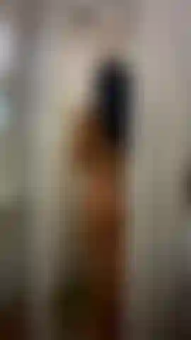 Ein voyeur – ich nehme ein bad, wenn ich vom strand nach hause komme, und du spionierst mir nach.