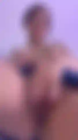 Ich ficke meine muschi mit meinen speichelbedeckten fingern.