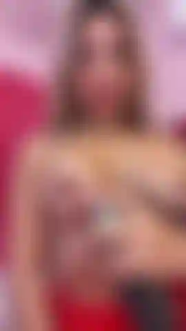 Eine in öl gebadete blondine.