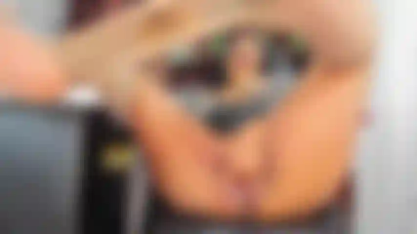 Schau dir meine feuchte vagina an.