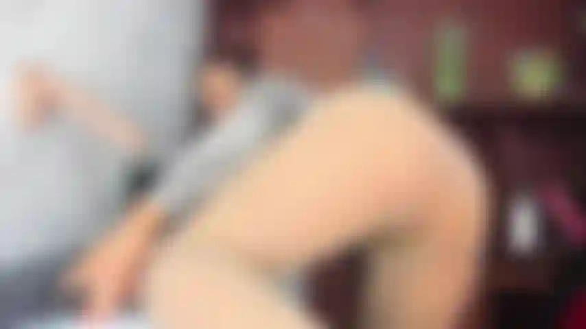 Schau dir meinen großen arsch an, während ich deinen schwanz lutsche.