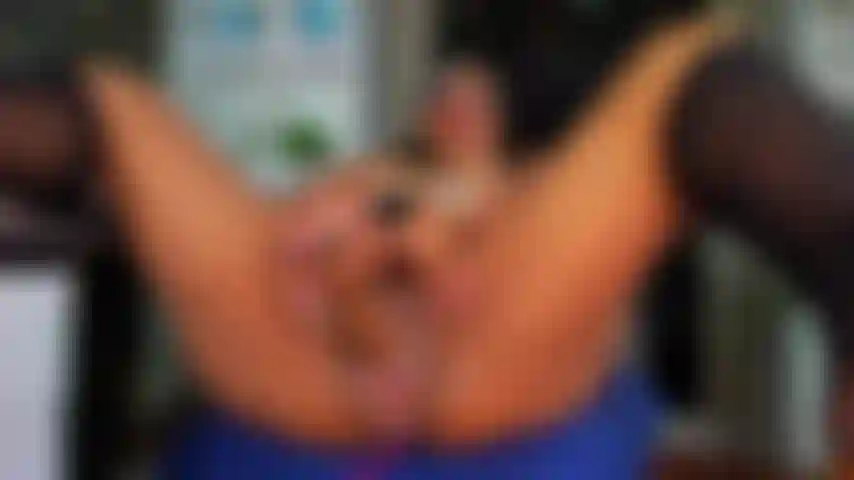 Die den ganzen tag auf dem desktop meines chefs gefickt wird.