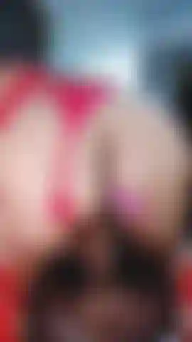 Mit reitendem oberkörper.