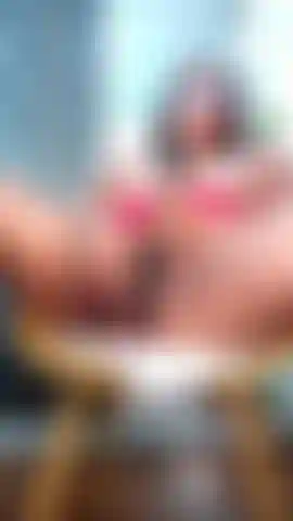 . In meinem neuen büro starte ich mit einer köstlichen masturbation.