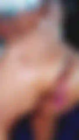 Mit großem eingeöltem hintern.