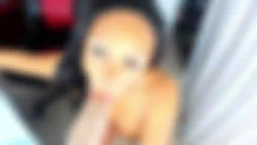 Eine heiße latina, die mit ihrem riesigen spielzeug unfug treibt.