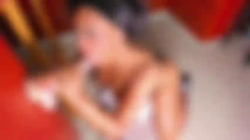 Geile brünette lutscht einen riesigen dildo in der küche!!!