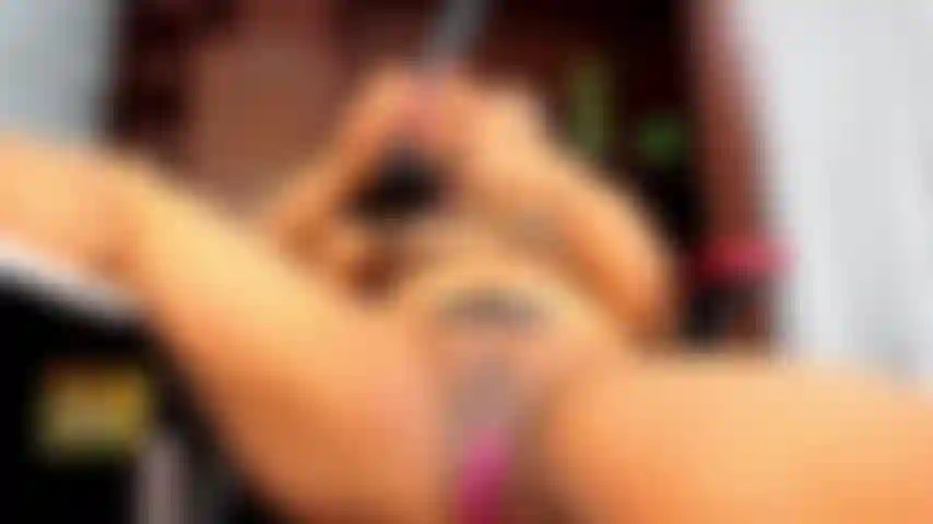 Eine sekretärin mit nasser muschi, die mit ihrer domina spielt !!!!!!