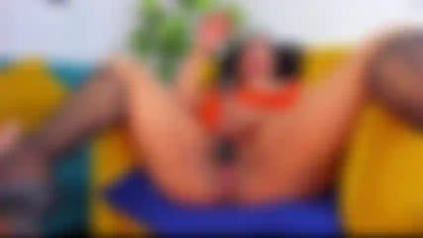 Eine geile brünette, die es liebt zu ficken und schwänze zu lutschen!!!