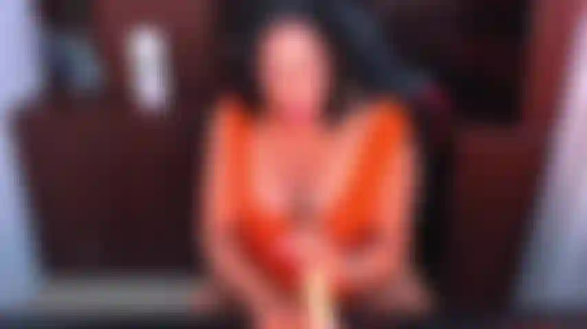 Masturbiere sinnlich mit einem dildo.