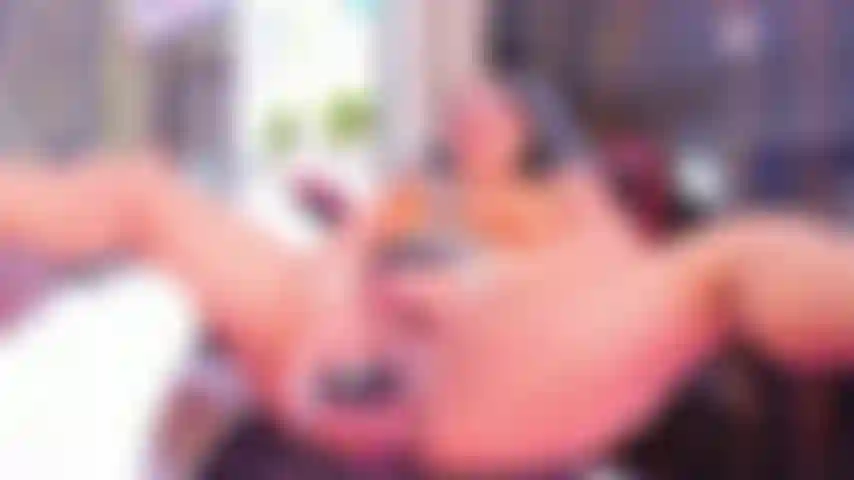 Wie reich sich das domi anfühlt, seine vibrationen sind köstlich in meiner muschi.