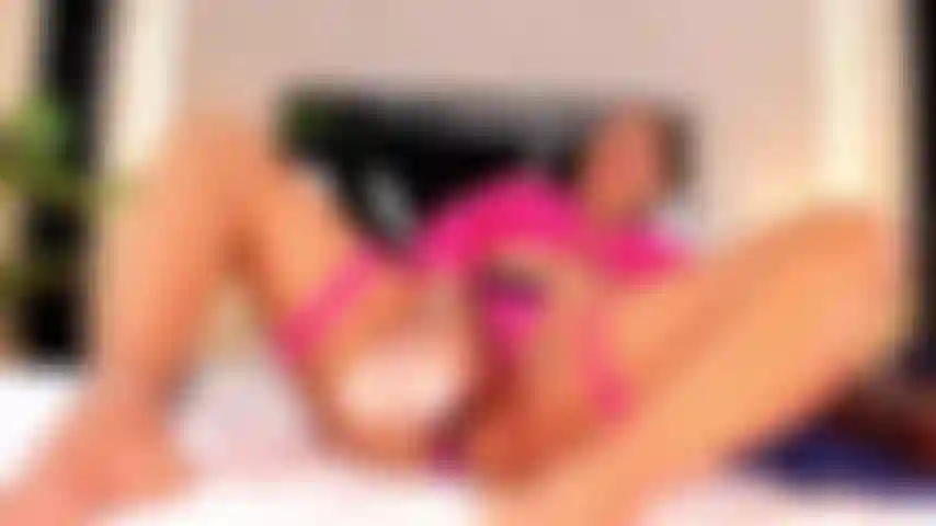 Eine heiße brünette fickt sich mit ihrem großen dildo in meinem zimmer!!!