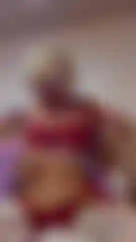 Ich schminke meine lippen für dich.