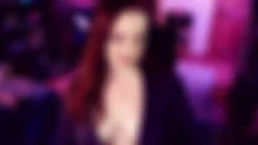 Stiefmama hat dich vermisst – lustiges kleines rollenspiel eines camshow-archivs, in dem ich deine einsame stiefmama bin, die dich verführt, sobald du vorbeikommst. Du hattest keine zeit für mich, also bin ich total begeistert davon, mein dekolleté, meine titten und meinen arsch zu zeigen. Mmm!