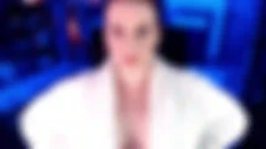 Ein camgirl-süchtiger, findom – er hat am anfang nur mit süßen, netten camgirls rumgehangen, aber dann hat er herausgefunden, dass er einfach besser dran ist, mit solchen camgirl-findommes abzuhängen, da sie ihn ohnehin nur wegen des geldes mochten, das er für ihn ausgab mich.