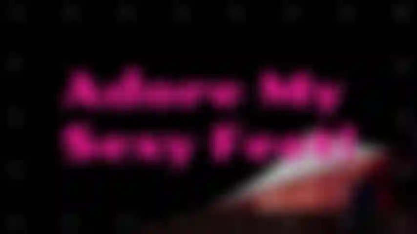 Verehre meine sexy füße - dieser clip ist eine schöne kombination aus fußanbetung und gegenseitiger selbstbefriedigung. Nur ich und meine glänzenden silbernen nägel, während ich nichts als ein t-shirt trage, das ihre magie auf euch entfaltet, laufburschen. Würdest du sie für mich küssen?