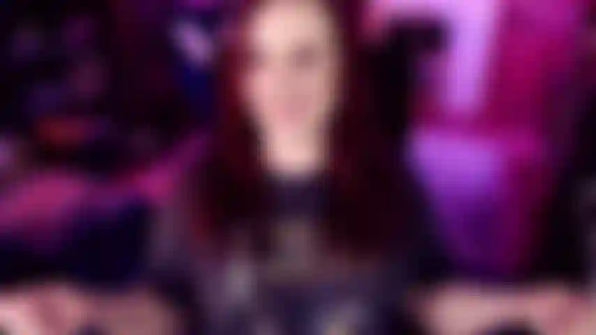 Lache und rülpse mit einem aufgeblähten bauch – ich habe einen heftigen kicheranfall bekommen, nachdem ich mit ein paar albernen leuten in meinem chatroom herumgealbert habe, also habe ich mich abgemeldet, um das für sie aufzuzeichnen. Lache so viel und rülpse so heftig!