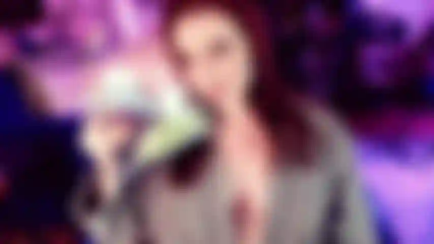 Hilf mir, satinhöschen auszusuchen – ja, satinhöschen-jungs, hier ist eure chance, *eine* der großen säcke mit satinhöschen zu sehen, in denen ich spielen kann. Ich kaufe mir ein paar paare durch bevor wir uns für ein paar blaue und grüne string-bikinis in pastelltönen zum anziehen entscheiden.