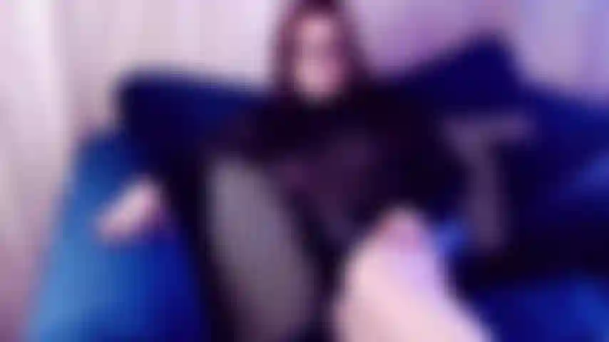 Ich will zusehen, wie du zwei kerle nimmst – ich habe eine überraschung für dich, schatz. Ich habe ein paar meiner perversen freunde eingeladen, um dir heute abend deine geilen löcher mit schwänzen zu stopfen. Willst du nicht im detail hören, was ich von ihnen verlangt habe?