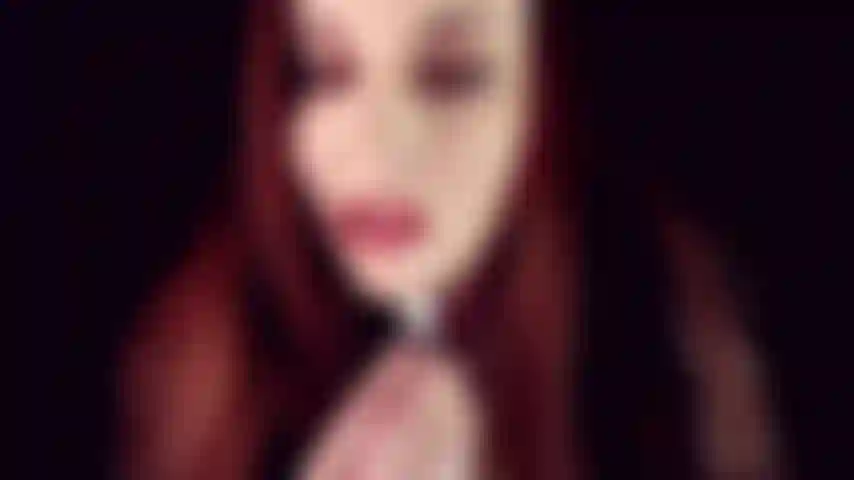 Glänzende cameltoe-anbetung – was ist es an glänzenden lippen, das die blicke auf sich zieht? Also kommt runter, ihr zehenliebhaber. Ich habe euch etwas glänzendes zu zeigen. So eng, so glänzend! Ihr werdet nicht wegsehen können. Geh da runter, knie nieder und bete es an.