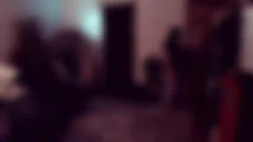 Riech an meinem anus – ein spaßiges, aber dreckiges kleines rollenspiel, bei dem ich nach einem heißen tag voller besorgungen nach hause komme und bemerke, dass ich im analbereich etwas reif geworden bin. Ich bitte dich, an meinem arsch zu riechen, und zwinkere dir mit meinem arschloch zu. Ich ziehe meine yogahose und meinen tanga aus – was habe ich sonst noch für dich auf lager?