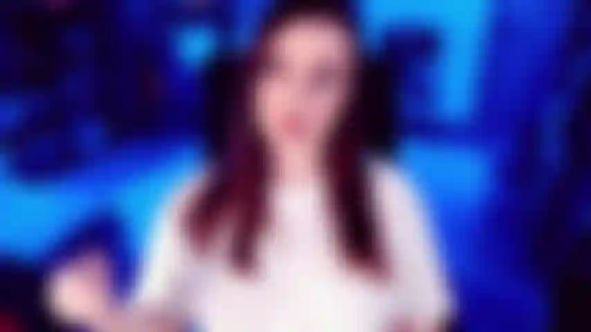 Mach dich schwul – beim spielen mit einem meiner erfahreneren gooner kommen wir schnell zur sache. Ich wechsle von einem weißen t-shirt zu einem sexy roten bh. Mein wippendes dekolleté unterstreicht, dass ich sein tor zum schwulsein bin.