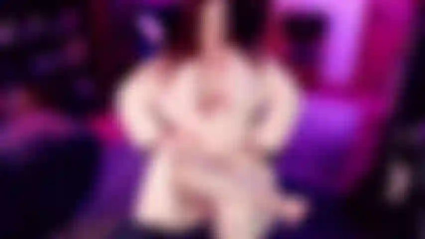 Fußpflege-joi – ich zeige meine leuchtend rosa zehennägel, wie sie von meinen süßen zehenspreizern gespreizt werden. Es fühlt sich so gut an, wenn ich versuche, sie auf dich zu richten und zu wackeln, bevor ich eine flasche mit starkem feuchtigkeitsöl öffne, um meine fußsohlen richtig zum glänzen zu bringen.