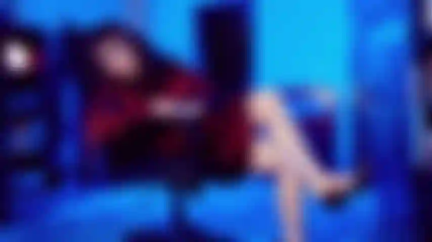 Ein idiot für satin – wir könnten es genauso gut sagen: du bist wirklich ein idiot für satin. Es ist einfach so weich und glänzend. Du kannst nicht anders. Ich necke dich in meinem scharlachroten satinkleid. Zeige einige deutlich sichtbare höschenfalten.