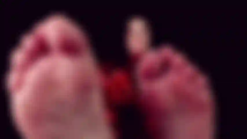 Sohlenstreichlerin – hier sind wir mit einem schönen, langen blick auf meine prächtigen sohlen. Die zehennägel sind unlackiert, also gibt es keine farbe, die sie ablenken könnte. Sehen sie zu, wie ich meine zehen wackle, spreize, klemme und beuge. In diesem clip gibt es keine demütigungen.