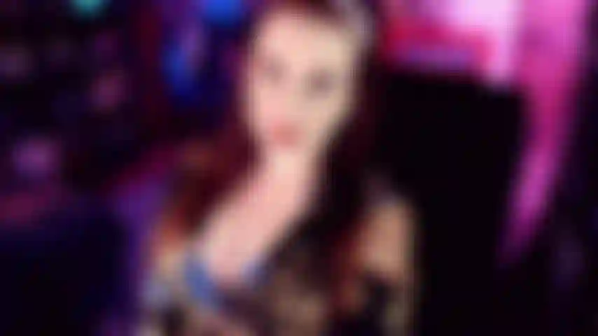 Gebe für mein dekolleté nach – du bist doch bereit, für mein dekolleté nachzugeben, nicht wahr? Du kannst deine augen kaum von meinem vater abwenden. Einfach so einladend, wie sie sich unter dem blusenteil meines kleides wiegen. Schaue mir kaum in die augen.