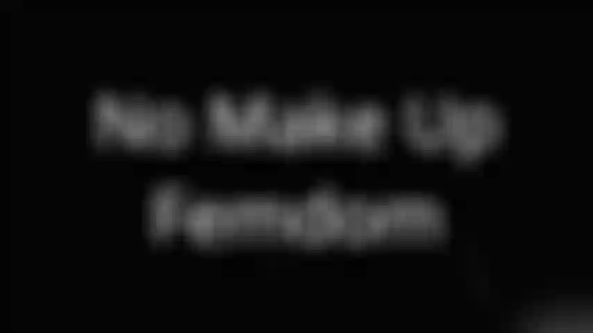 Femdom ohne make-up – ich muss kein make-up tragen, um deinen hintern zu besitzen. Überhaupt nicht. Tatsächlich mache ich es gerne, wenn ich ein natürliches gesicht habe. In einem schlichten weißen bademantel ohne etwas darunter. Nicht dass du irgendetwas davon sehen würdest …