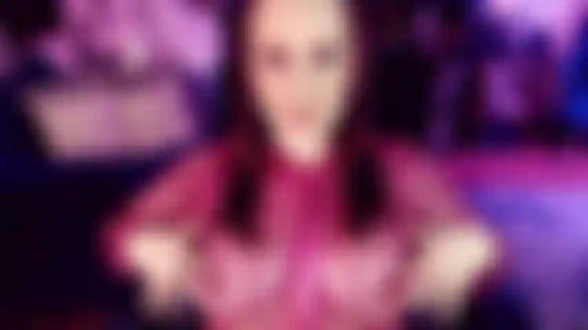 Längere spielzeit im rosa catsuit – ahhh... Zeit, mit alten freunden für ein paar aufeinanderfolgende orgasmen zu entspannen. Kommen sie ganz rein und genießen sie diesen glänzenden rosa catsuit mit mir!