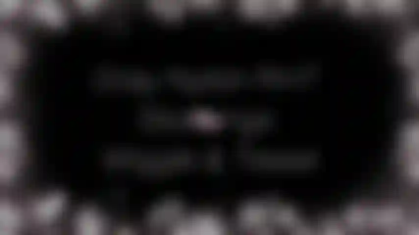 Graue nylonstrümpfe wackeln und necken – es geht wirklich nur um das wackeln der zehen, nicht wahr, fußjungs. Ich lasse jeden absatz baumeln und fallen, sodass wir viel zeit damit verbringen können, mit meinen sohlen und roten zehennägeln ganz nah an der kamera herumzuwackeln.