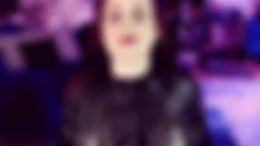 Dominiert von einem französischen pediküre – komm schön nah ran. Bete sie an. Liebe sie. Lass dich von ihrer schönheit überwältigen. Ja, sei so ein guter footboy. Zu diesen füßen gehören deine nase und deine zunge. Meine erstaunlichen zehenspreizungen werden sie begeistern.