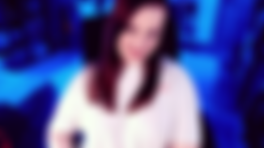 Streichle perfekte milf-füße – schau mir zu, wie ich meine pantoffeln und stinkenden socken ausziehe, damit ich dich mit meinen perfekten milf-füßen noch besser reizen kann. Wackle, spanne und spreize meine zehen für dich, während ich sinnliche fuß-joi gebe.