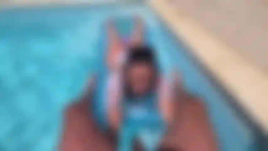Pov: du sitzt am rand des pools und wirst mit jeder minute geiler.. Ich necke dich auf einem pool-float, und du bist verzweifelt darauf aus, deinen schwanz in meinen mund zu stecken, also genau das machen wir. Ich, entspannt auf dem float liegend, sauge an deinem schwanz und mache dich hart.