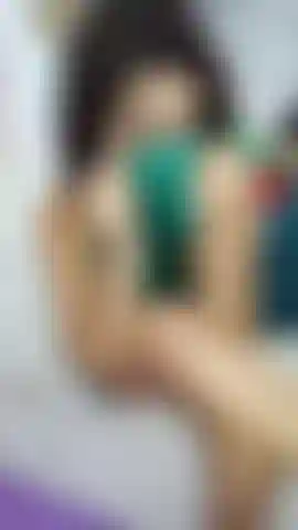 Mit köstlichen braunen brustwarzen.