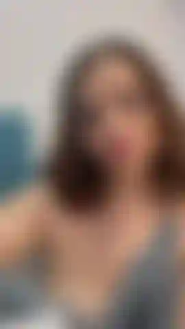 Ein rauchendes mädchen.